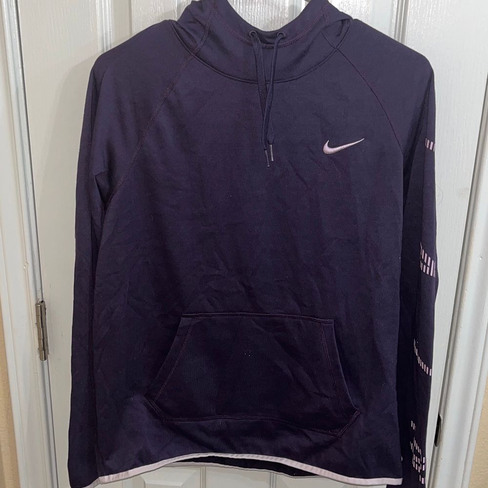 Nikes purple woman’s pullover hoodie￼ Size M